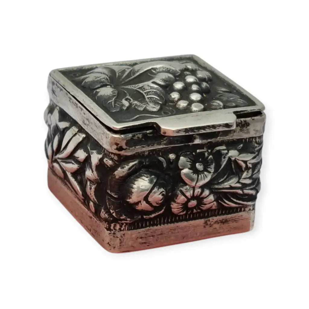 Caja antigua de plata 925 repujada interior dorado flores y un racimo uvas