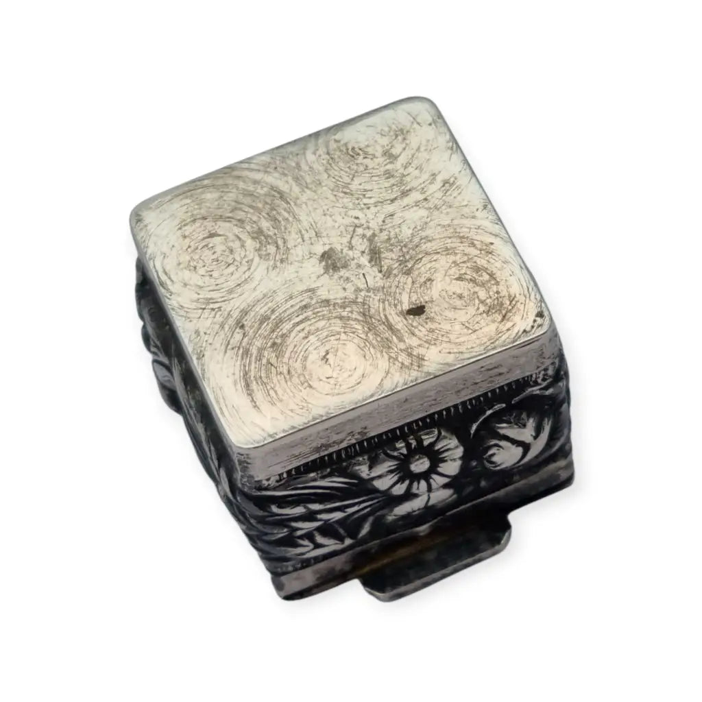 Caja antigua de plata 925 repujada interior dorado flores y un racimo uvas