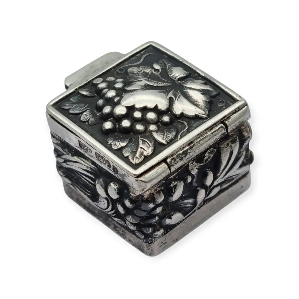 Caja antigua de plata 925 repujada interior dorado flores y un racimo uvas