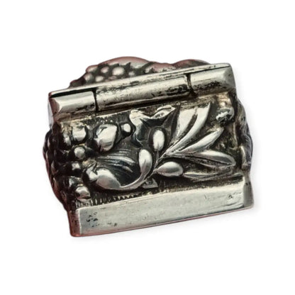 Caja antigua de plata 925 repujada interior dorado flores y un racimo uvas