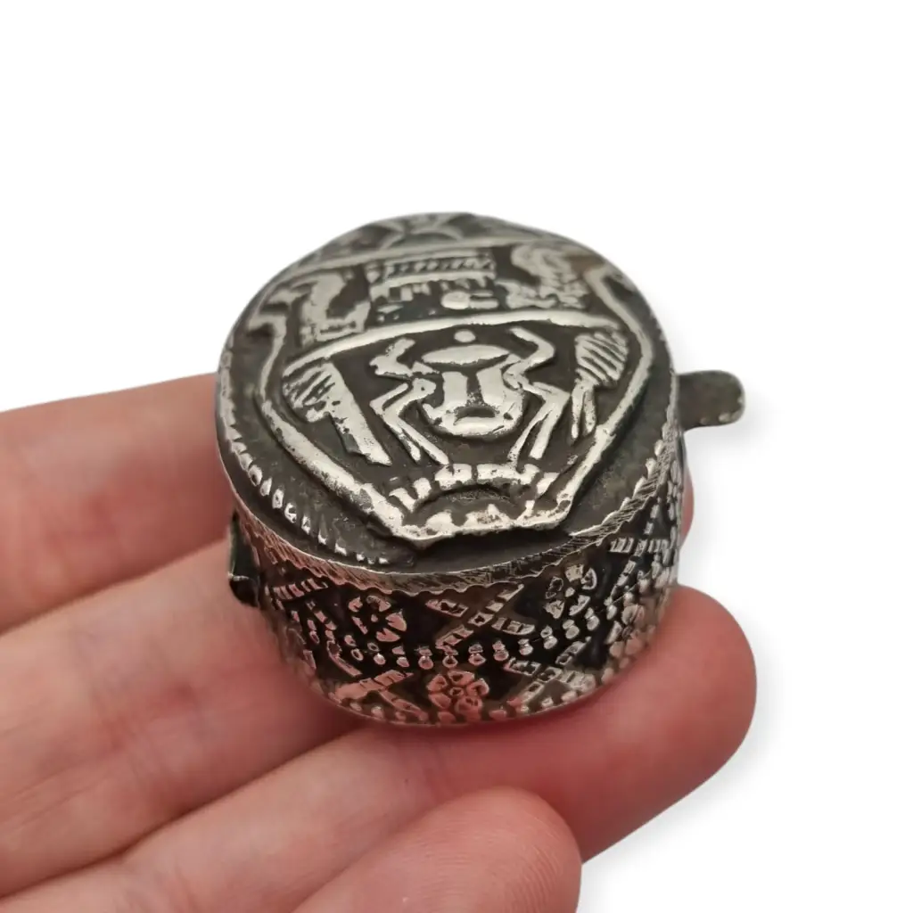 Caja del Antiguo Egipto en plata maciza con relieve faraónico y sellos egipcios