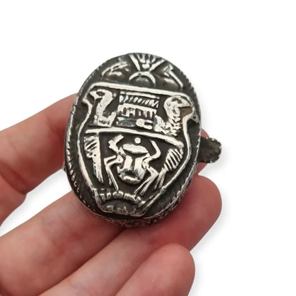 Caja del Antiguo Egipto en plata maciza con relieve faraónico y sellos egipcios