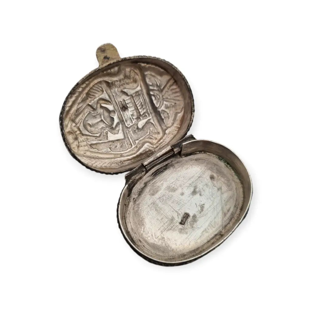 Caja del Antiguo Egipto en plata maciza con relieve faraónico y sellos egipcios