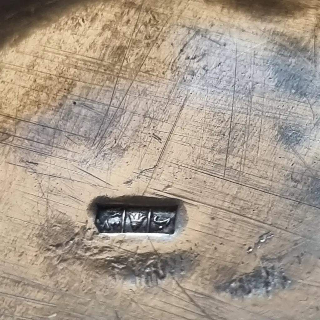 Caja del Antiguo Egipto en plata maciza con relieve faraónico y sellos egipcios