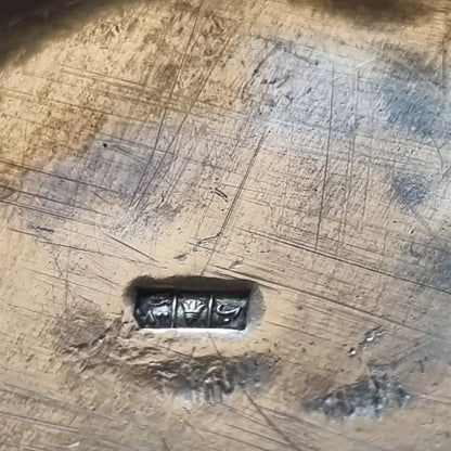 Caja del Antiguo Egipto en plata maciza con relieve faraónico y sellos egipcios