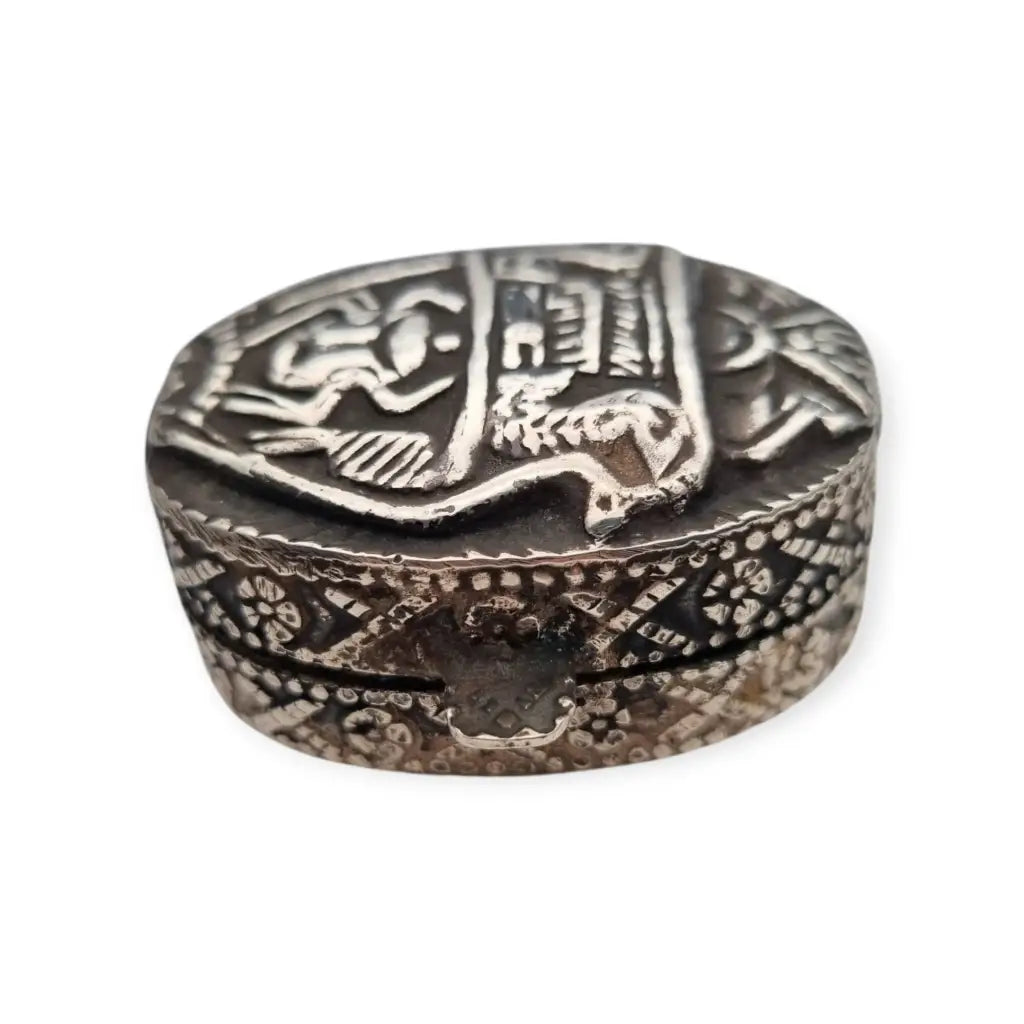 Caja del Antiguo Egipto en plata maciza con relieve faraónico y sellos egipcios