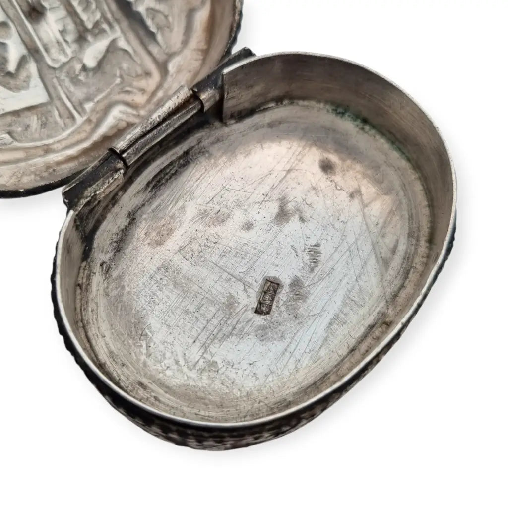 Caja del Antiguo Egipto en plata maciza con relieve faraónico y sellos egipcios