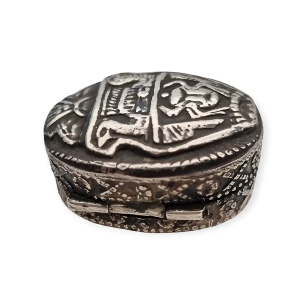 Caja del Antiguo Egipto en plata maciza con relieve faraónico y sellos egipcios