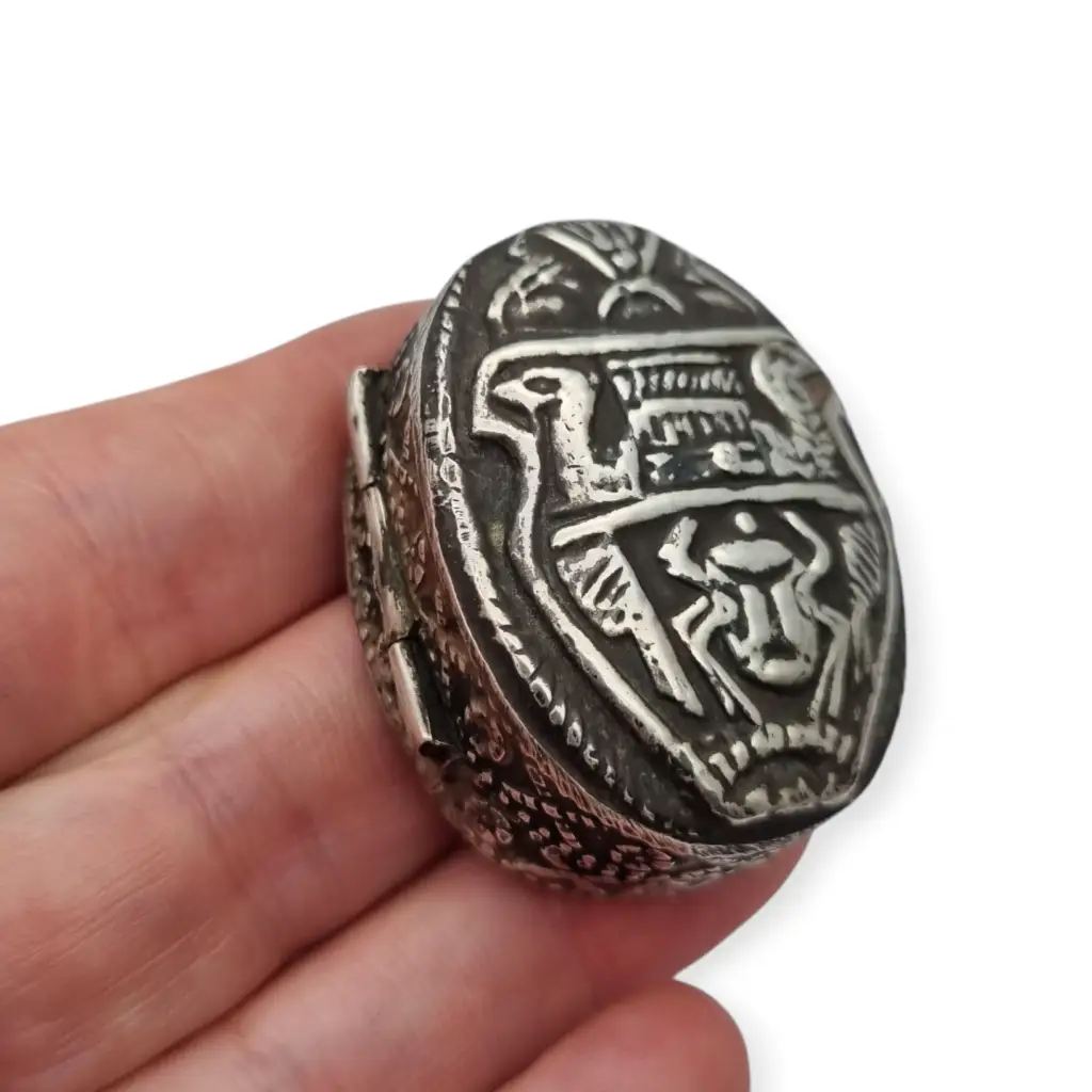Caja del Antiguo Egipto en plata maciza con relieve faraónico y sellos egipcios