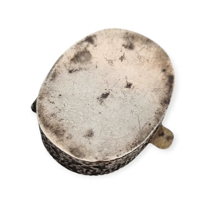 Caja del Antiguo Egipto en plata maciza con relieve faraónico y sellos egipcios