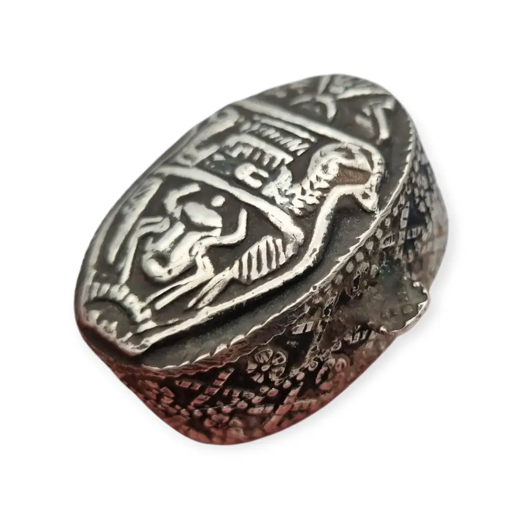 Caja del Antiguo Egipto en plata maciza con relieve faraónico y sellos egipcios