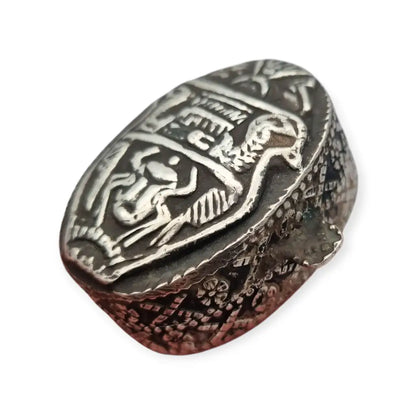 Caja del Antiguo Egipto en plata maciza con relieve faraónico y sellos egipcios