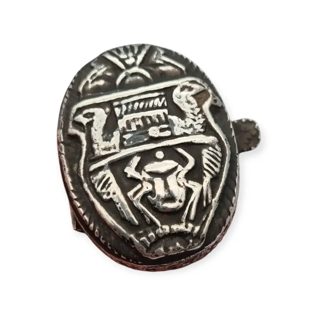 Caja del Antiguo Egipto en plata maciza con relieve faraónico y sellos egipcios
