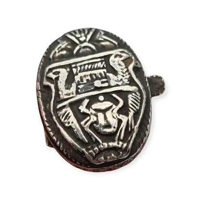 Caja del Antiguo Egipto en plata maciza con relieve faraónico y sellos egipcios