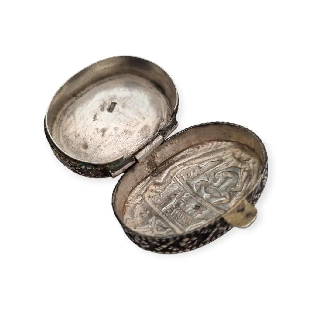 Caja del Antiguo Egipto en plata maciza con relieve faraónico y sellos egipcios