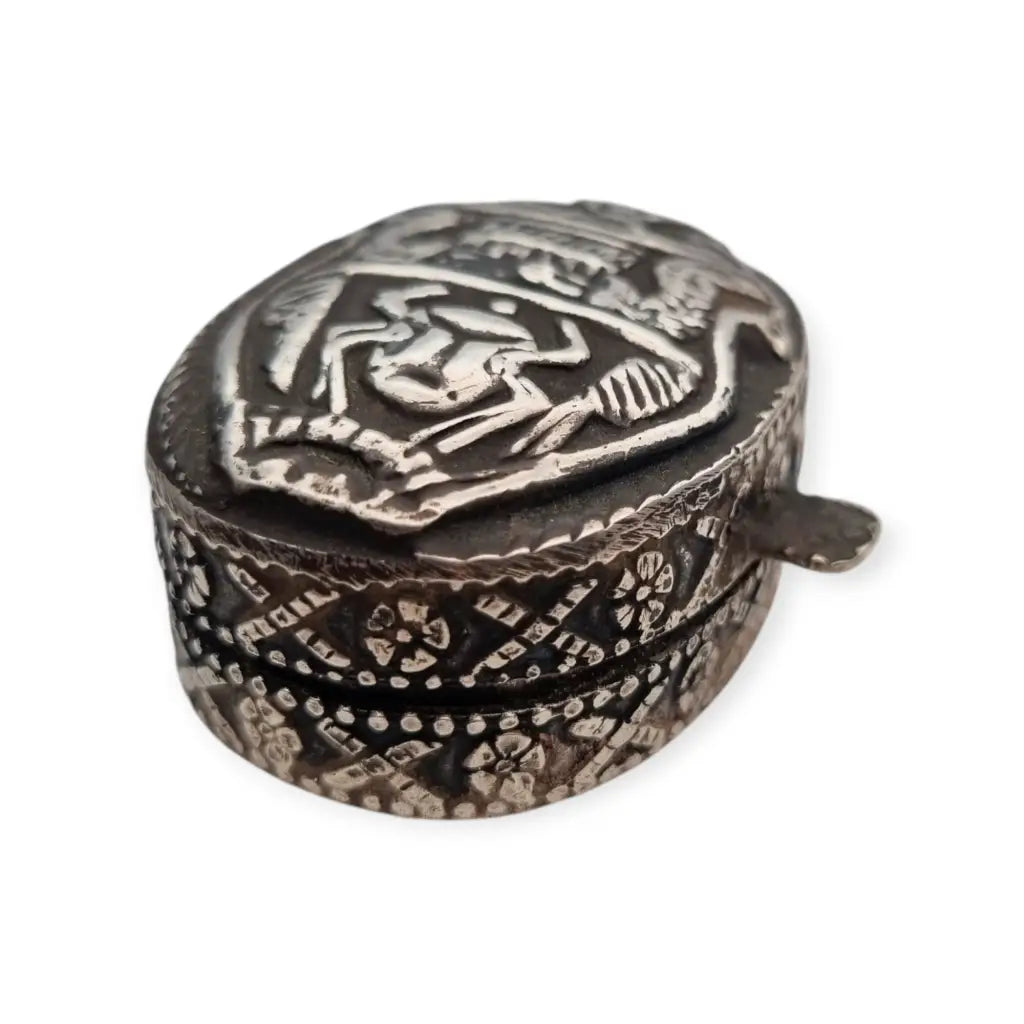 Caja del Antiguo Egipto en plata maciza con relieve faraónico y sellos egipcios