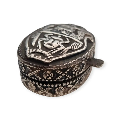 Caja del Antiguo Egipto en plata maciza con relieve faraónico y sellos egipcios