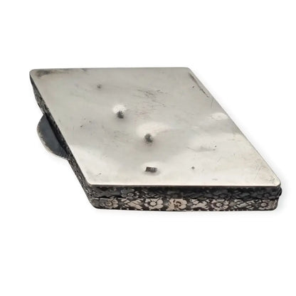 Caja antiguo oriental en plata repujada con caligrafía y flores grabadas siglo