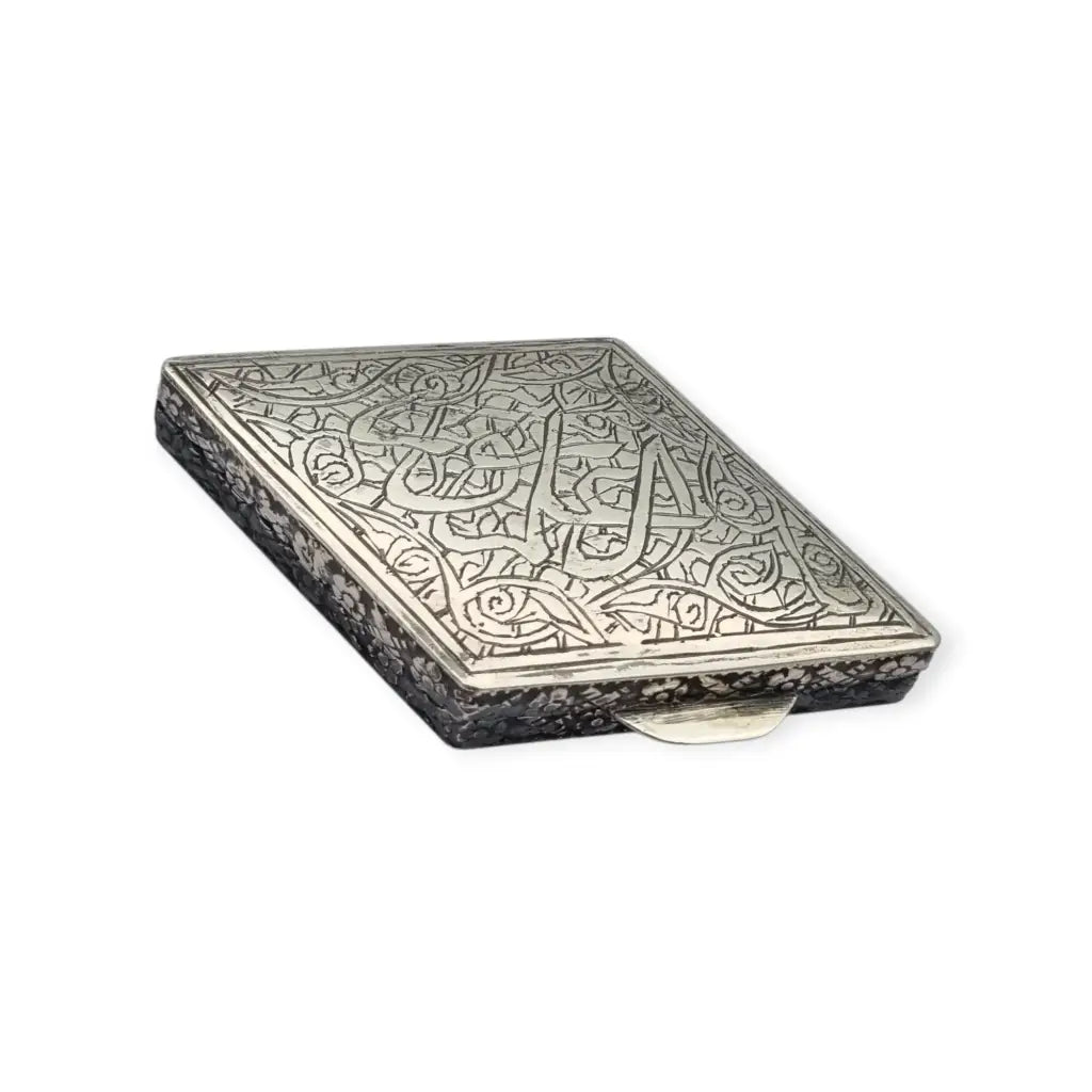 Caja antiguo oriental en plata repujada con caligrafía y flores grabadas siglo