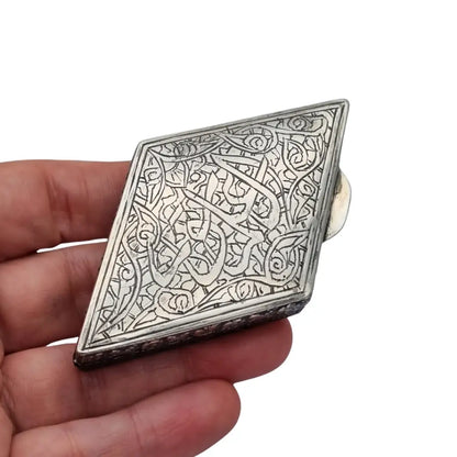 Caja antiguo oriental en plata repujada con caligrafía y flores grabadas siglo