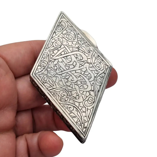 Caja antiguo oriental en plata repujada con caligrafía y flores grabadas siglo