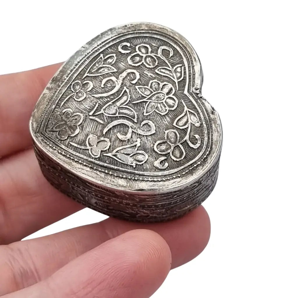 Caja corazón en plata 925 repujada motivos florales orientales siglo XX