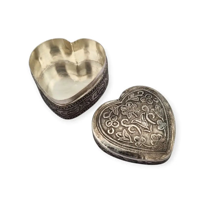 Caja corazón en plata 925 repujada motivos florales orientales siglo XX