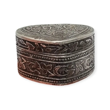 Caja corazón en plata 925 repujada motivos florales orientales siglo XX