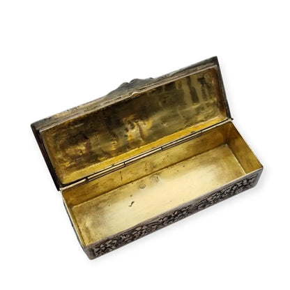 Caja española floral antigua de plata repujada con interior siglo XX.