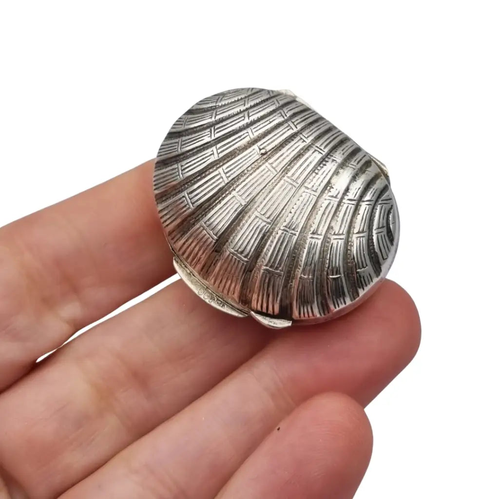 Caja italiana en forma de concha plata 800 grabada años 70-80.