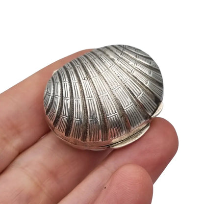 Caja italiana en forma de concha plata 800 grabada años 70-80.