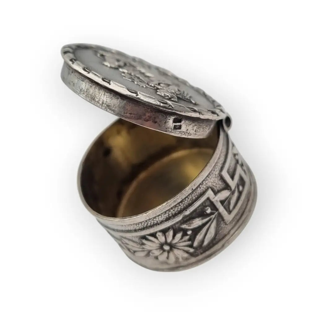 Caja ovalada antigua alemana en plata 800 con escena romántica y dorado