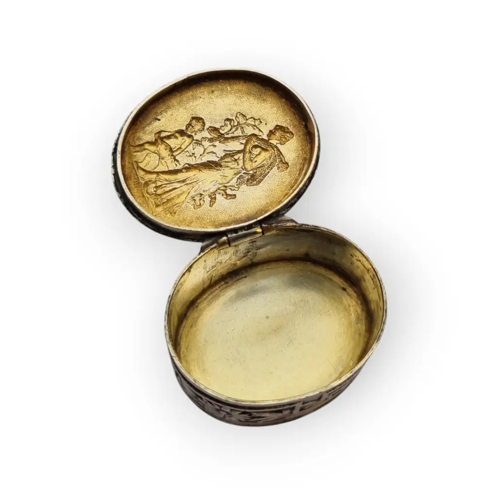 Caja ovalada antigua alemana en plata 800 con escena romántica y dorado