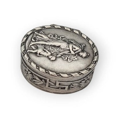 Caja ovalada antigua alemana en plata 800 con escena romántica y dorado