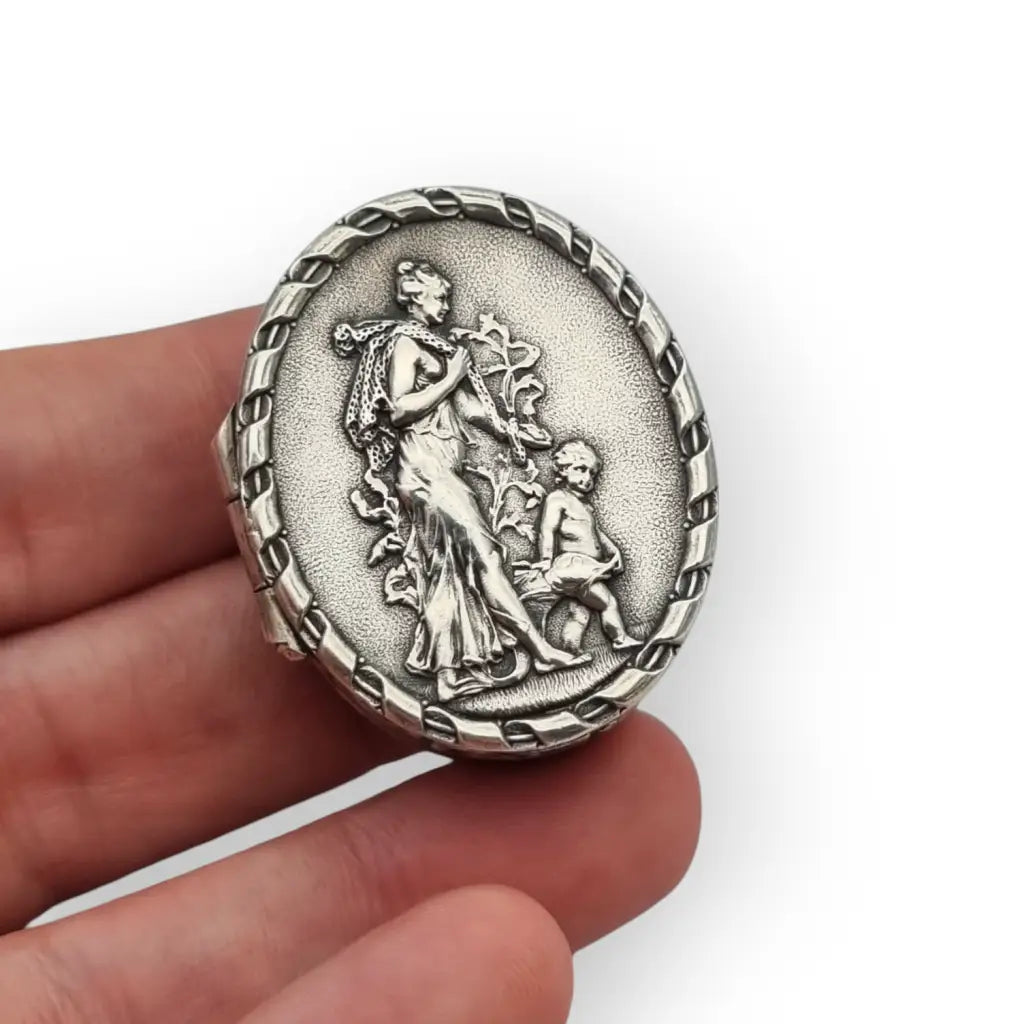 Caja ovalada antigua alemana en plata 800 con escena romántica y dorado