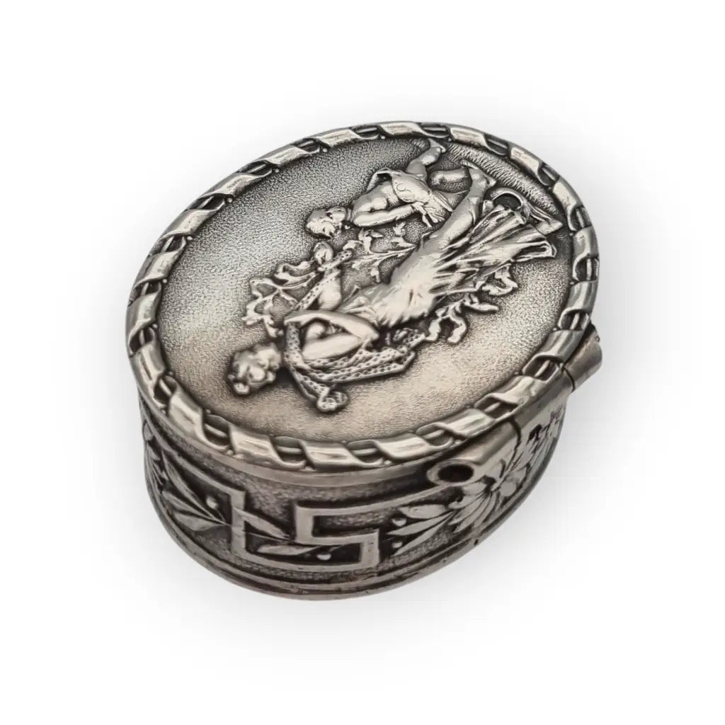 Caja ovalada antigua alemana en plata 800 con escena romántica y dorado