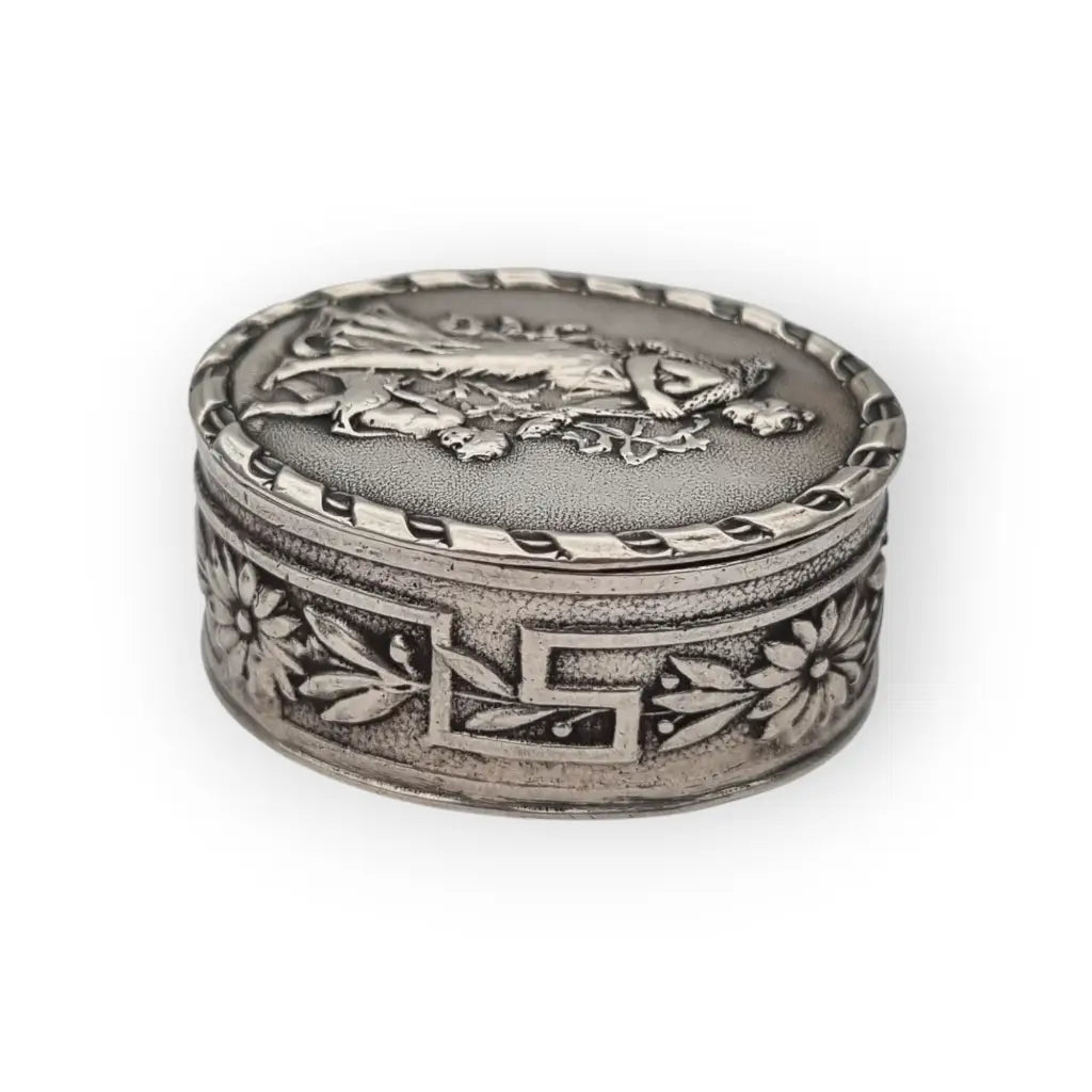 Caja ovalada antigua alemana en plata 800 con escena romántica y dorado