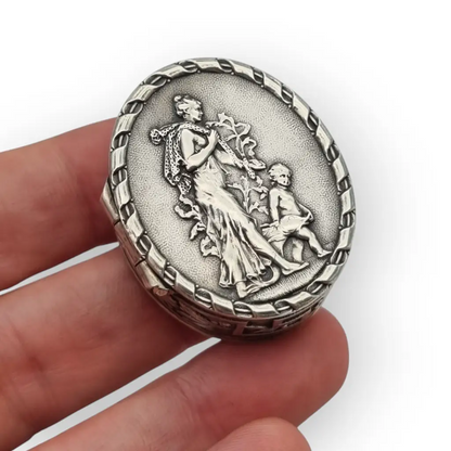 Caja ovalada antigua alemana en plata 800 con escena romántica y dorado