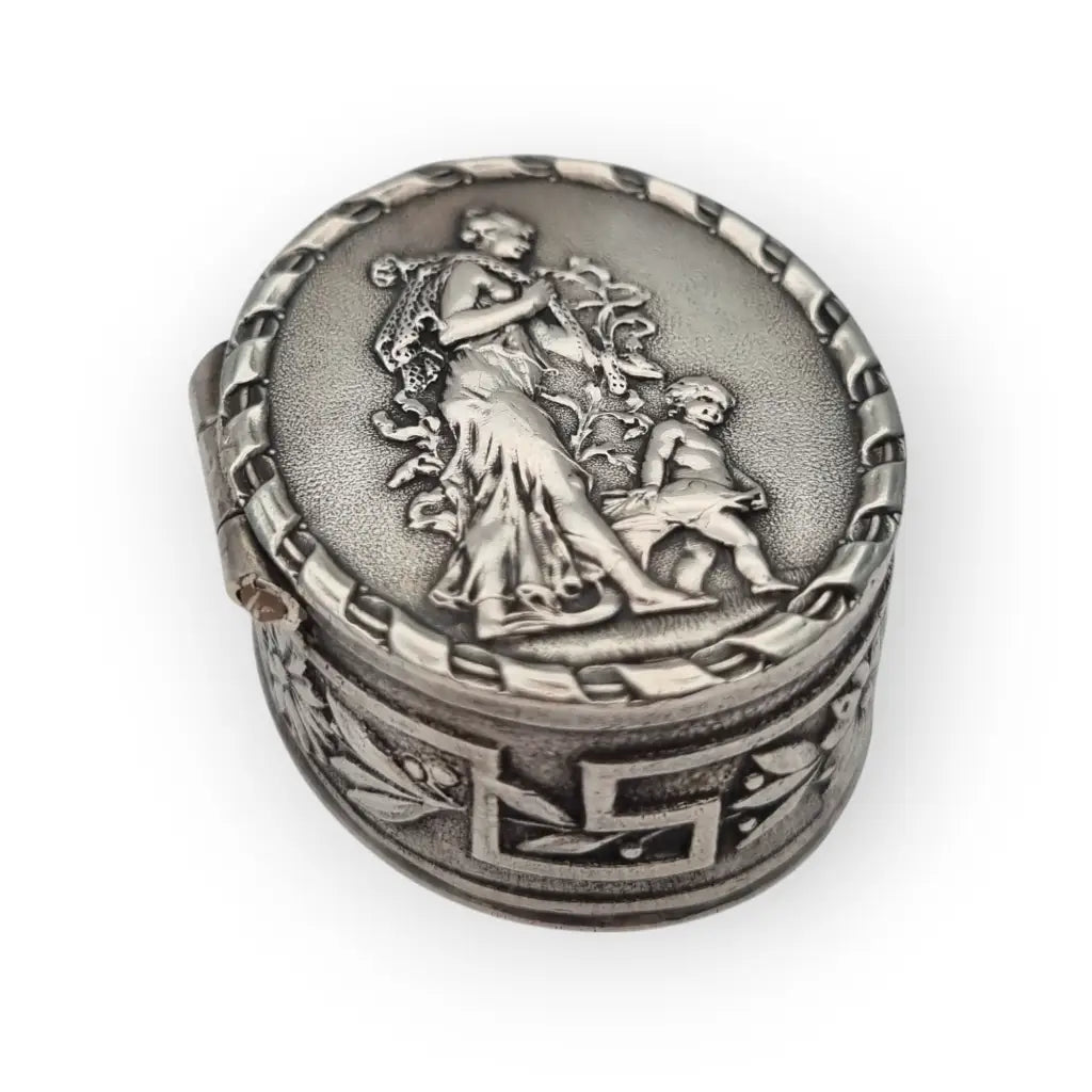 Caja ovalada antigua alemana en plata 800 con escena romántica y dorado