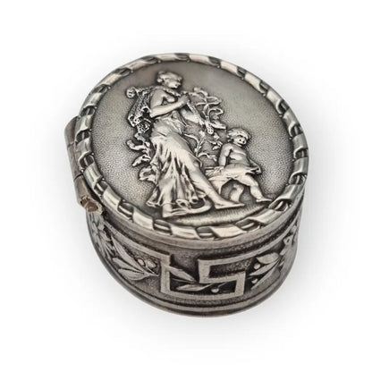 Caja ovalada antigua alemana en plata 800 con escena romántica y dorado