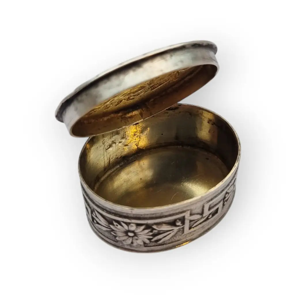 Caja ovalada antigua alemana en plata 800 con escena romántica y dorado