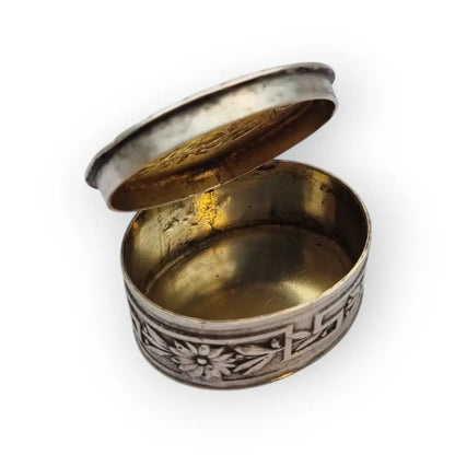 Caja ovalada antigua alemana en plata 800 con escena romántica y dorado