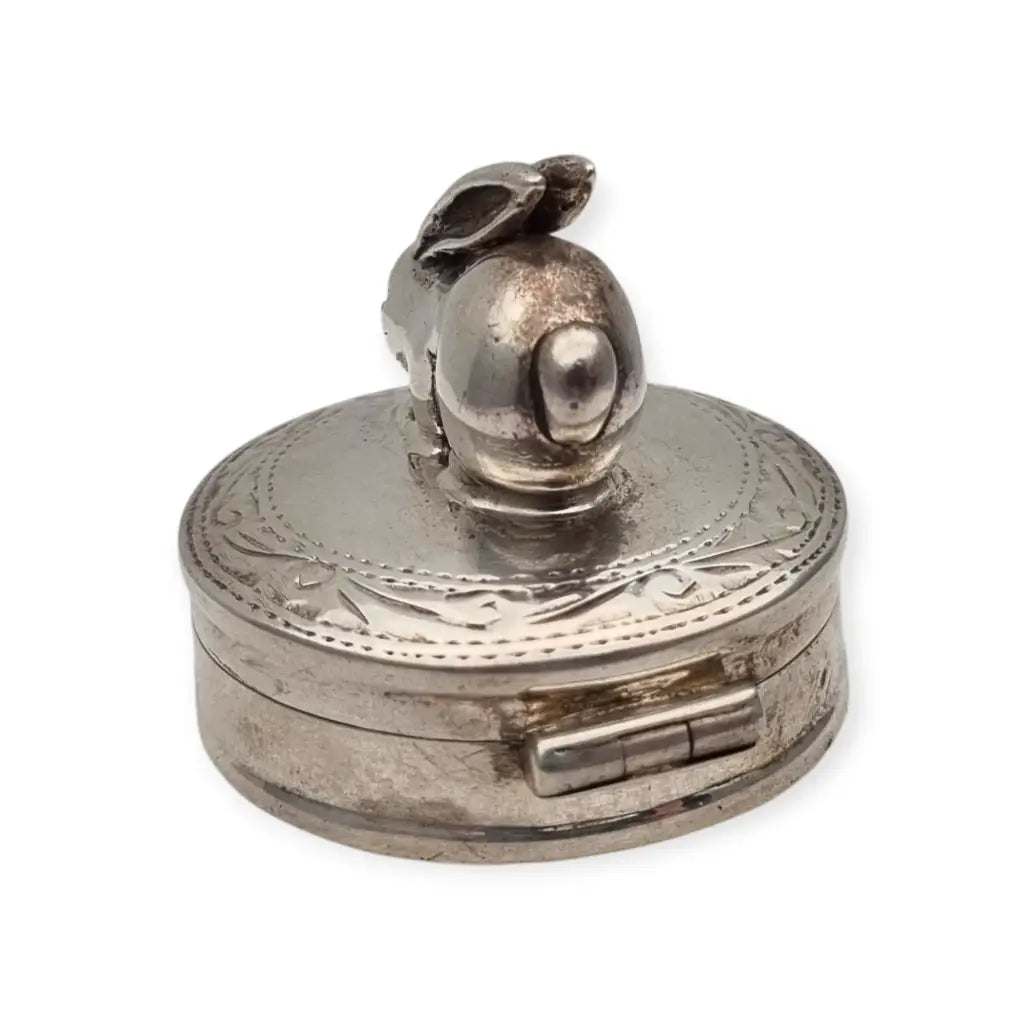 Caja de plata inglesa con figura conejo grabados florales y tapa abatible