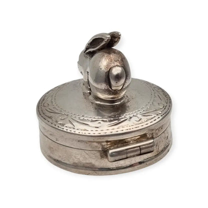 Caja de plata inglesa con figura conejo grabados florales y tapa abatible