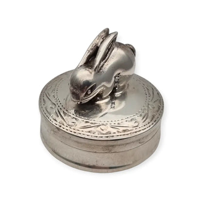 Caja de plata inglesa con figura conejo grabados florales y tapa abatible