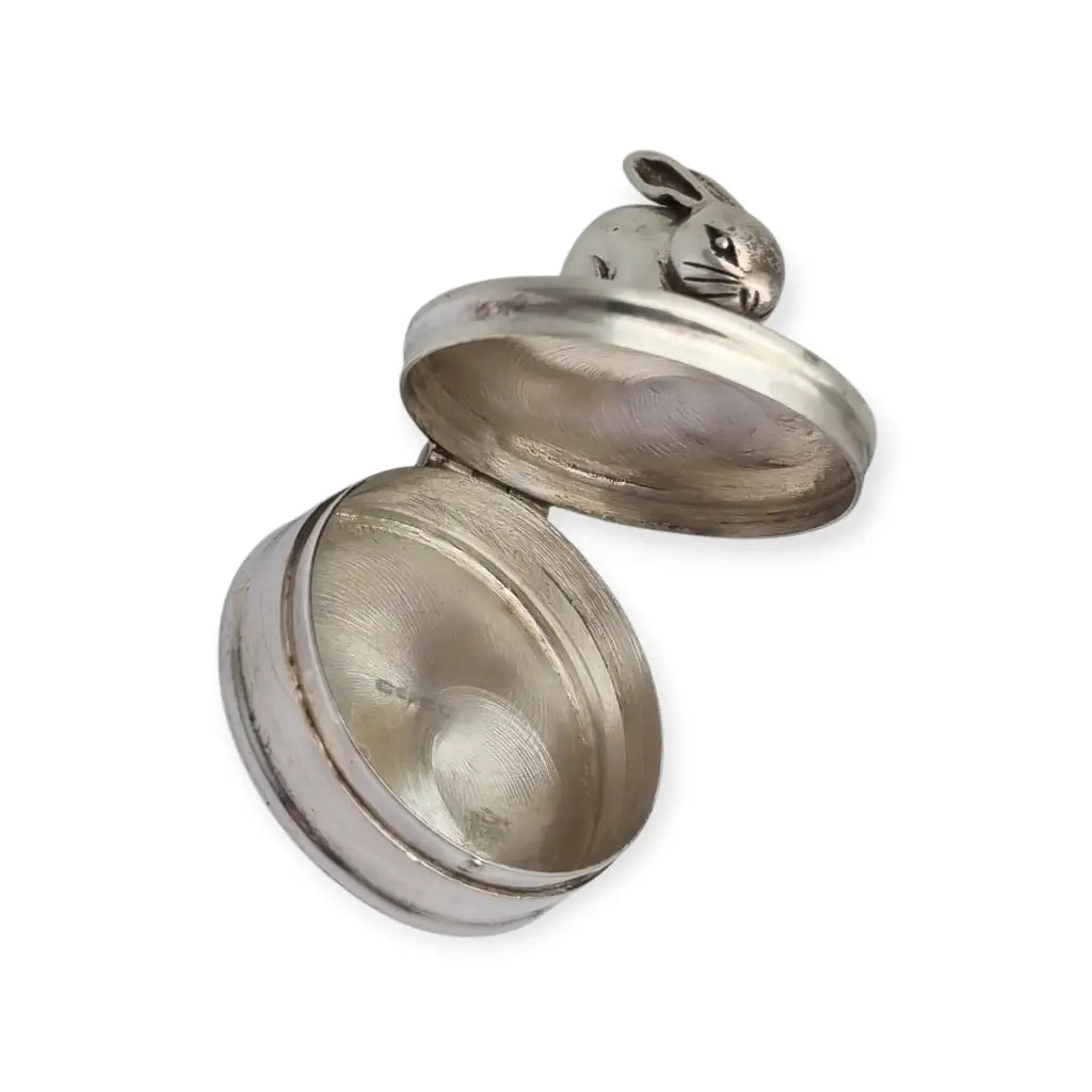 Caja de plata inglesa con figura conejo grabados florales y tapa abatible