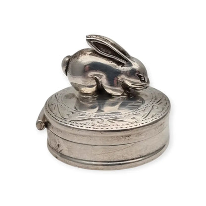Caja de plata inglesa con figura conejo grabados florales y tapa abatible