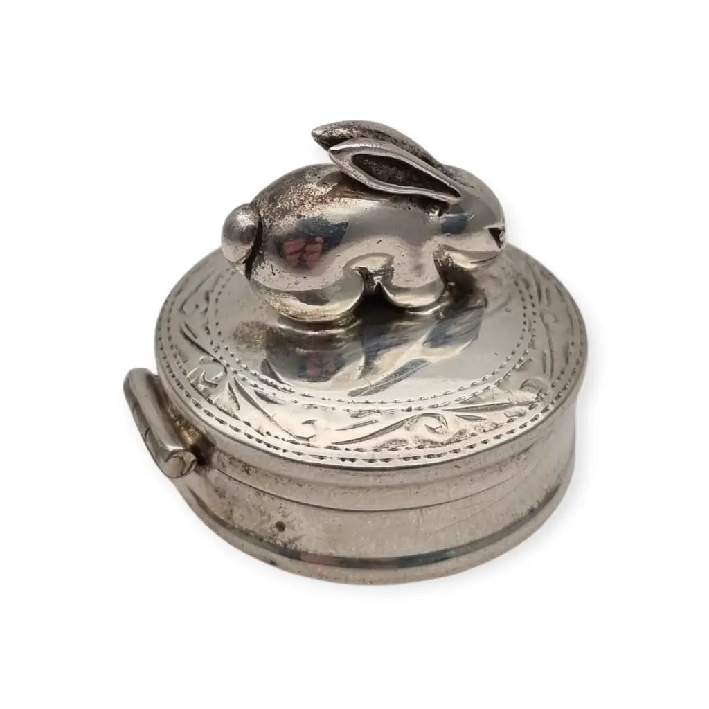 Caja de plata inglesa con figura conejo grabados florales y tapa abatible