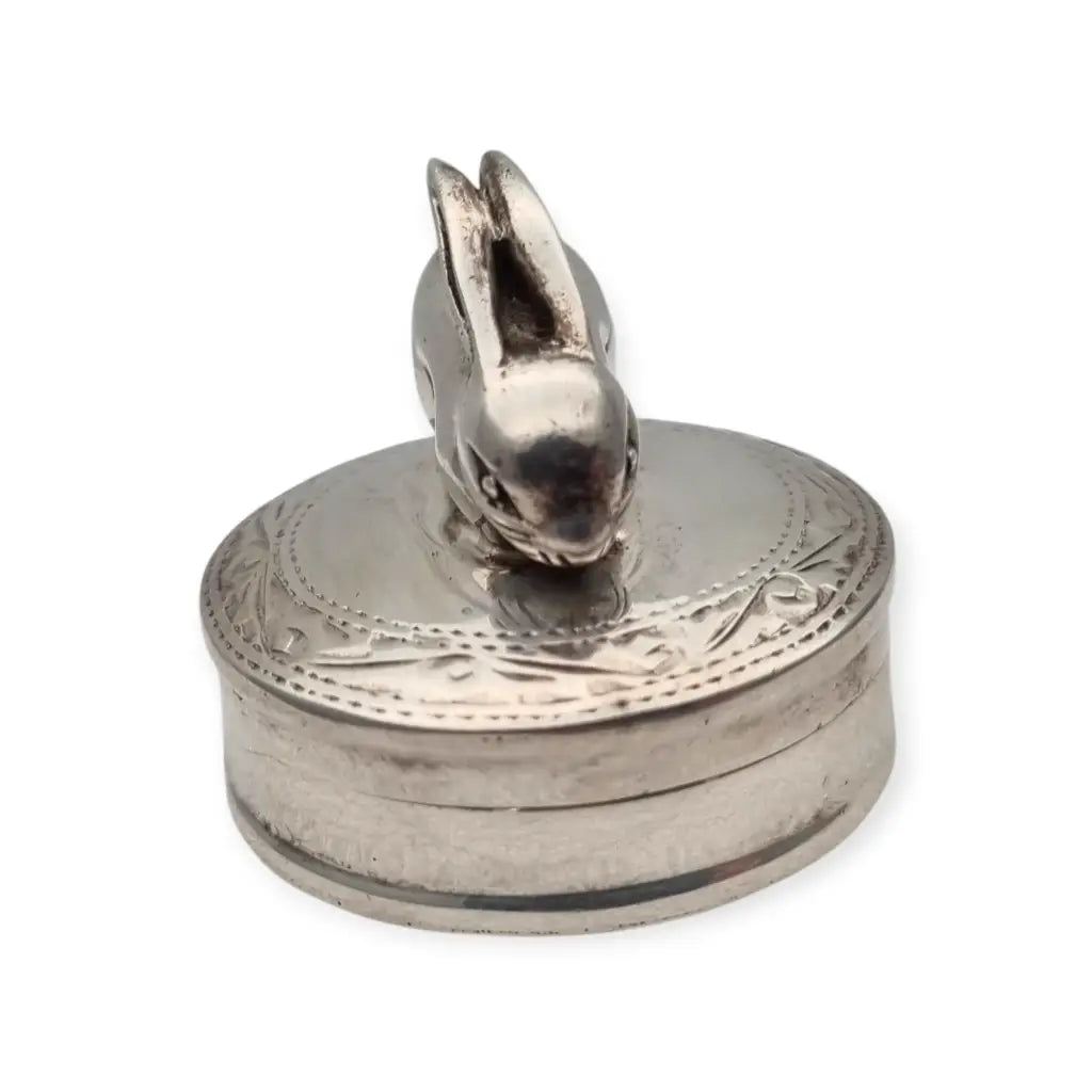 Caja de plata inglesa con figura conejo grabados florales y tapa abatible