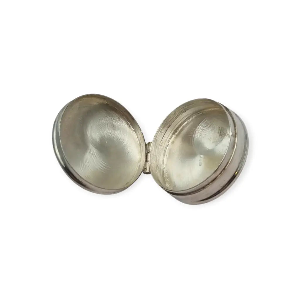 Caja de plata inglesa con figura conejo grabados florales y tapa abatible